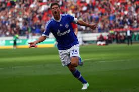 Schalke striker Klaas-Jan Huntelaar has signed a two-year contract extension.